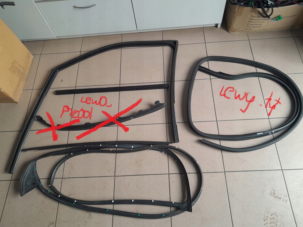 фото №1, Dodge ram 1500 2015r прокладка молдинг стійка ущільнювач двері ліва перед