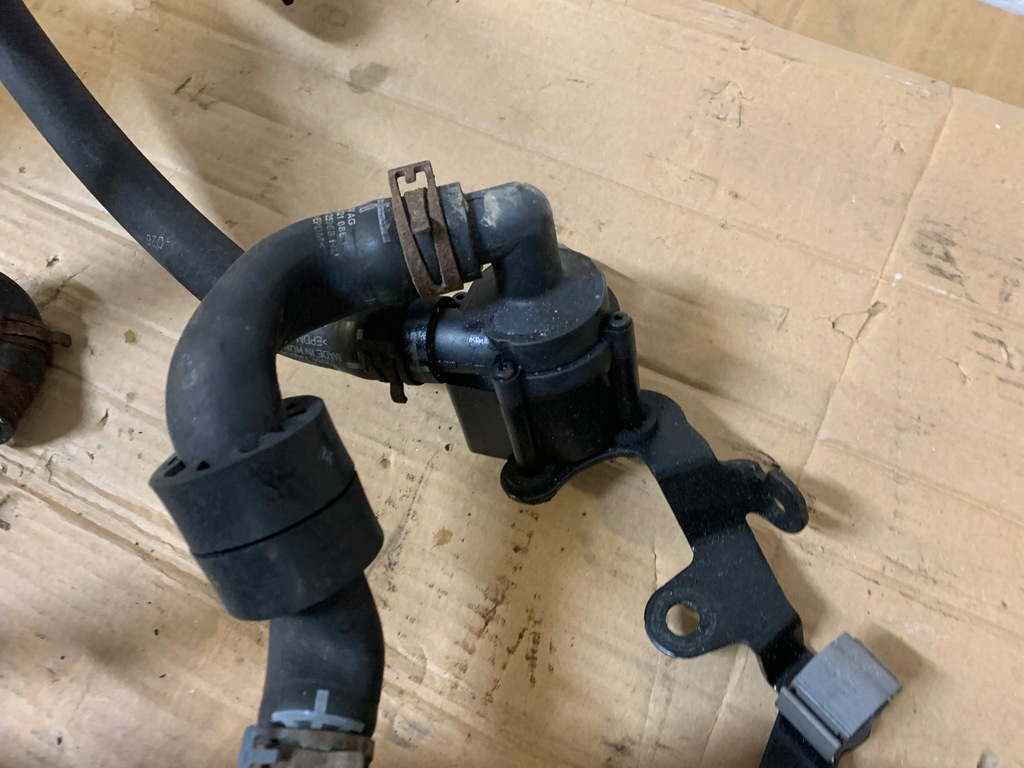 фото №15, Vw golf v 5 шланг wąż труба трубка магистраль wody корпус термостата orygi