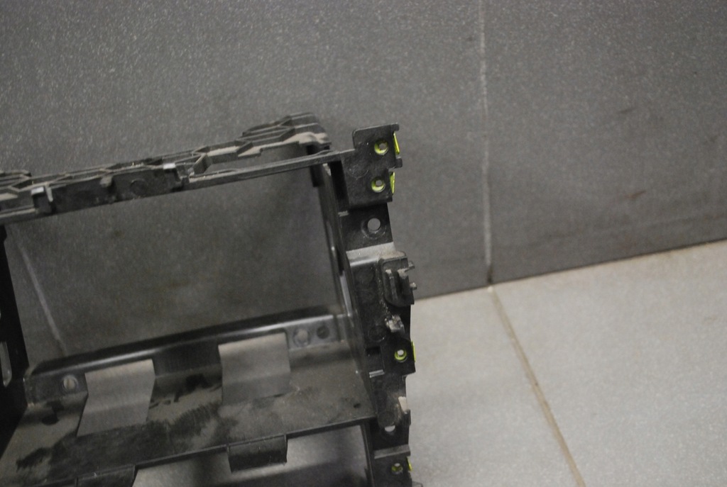 фото №2, Рамка корзина радио vw golf v 1k0858005c