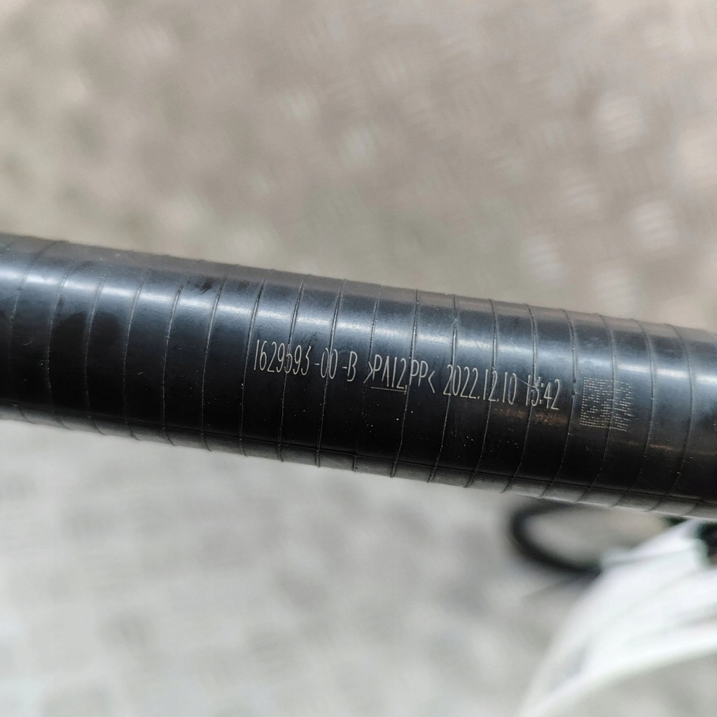 Tesla model 3 2023 шланг / патрубок радіатора Зі Шроту