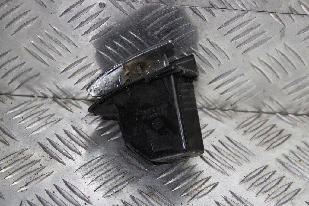 фото №1, Mercedes c w211 пепельница 2118100233