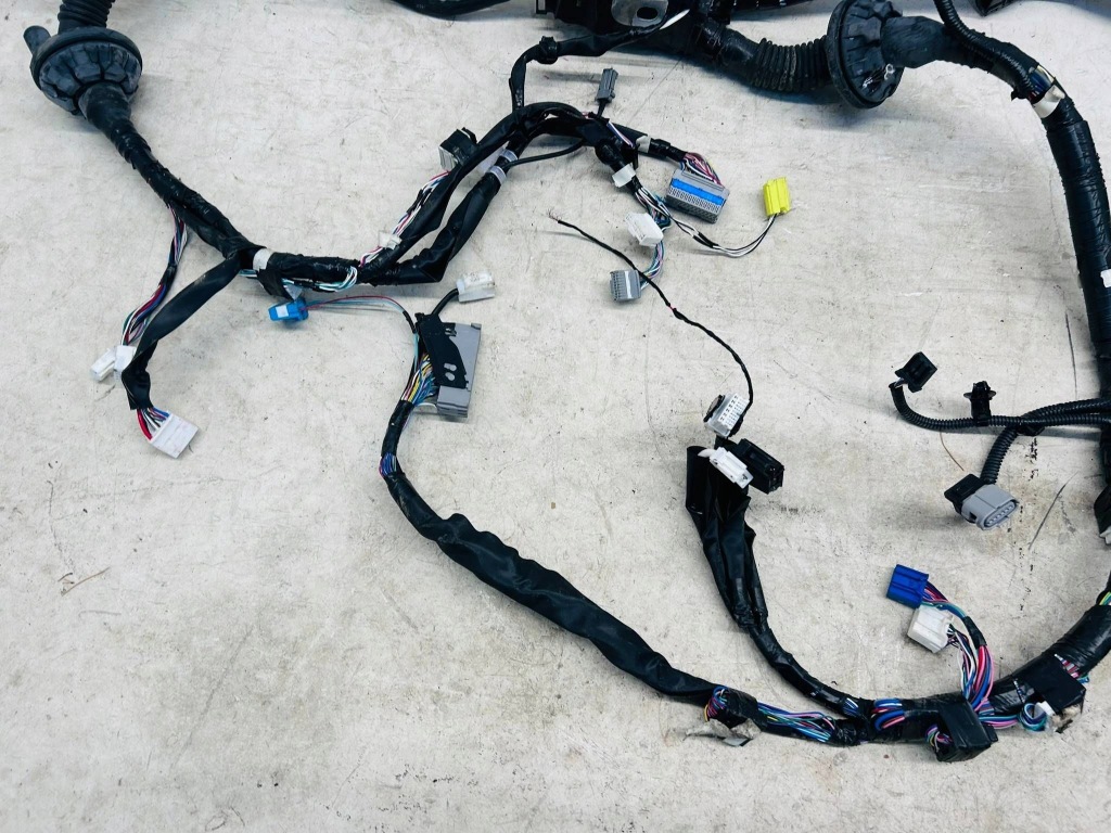 Corolla cross 2.0 hybr жгут электропроводка отсек двигателя full led pdc камера с Разборки
