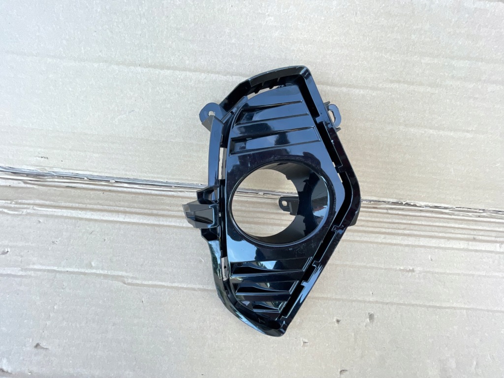 фото №1, Toyota rav4 v правая решётка бампера перед передняя