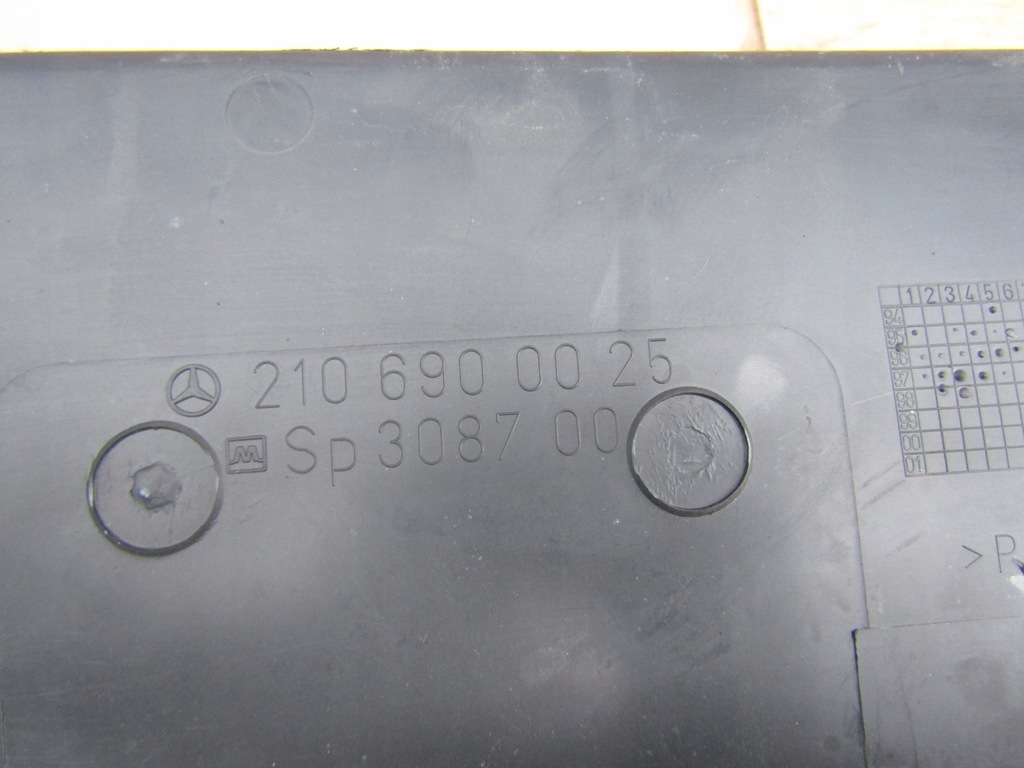 фото №13, 3 mercedes w210 98' sedan пластик захист поперечина заднього замка багажника