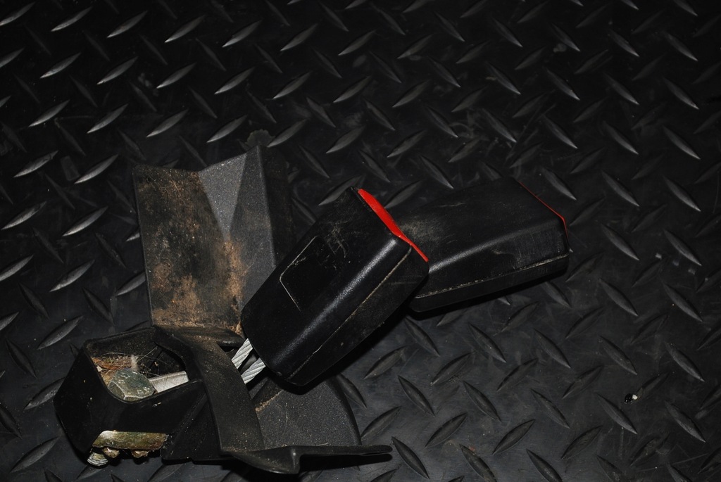 фото №3, Audi a4 b7 замок пряжка поперечина 8e0857739d