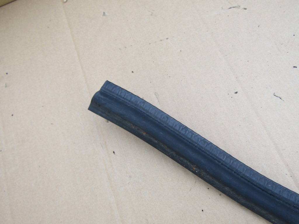 2 mercedes w124 прокладка жабо відсік двигуна Зі Шроту