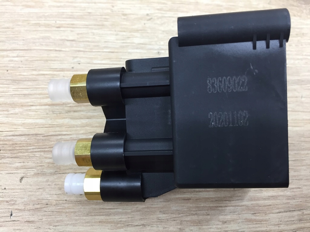 фото №4, Клапан розподільник airmatic do r w251 v251 clk w209 sprinter 3.5-t bus w906