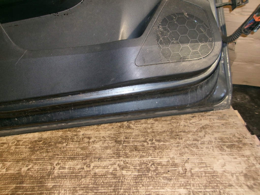 Двері ліва перед skoda rapid 2015r 1.2tsi седан в Україні