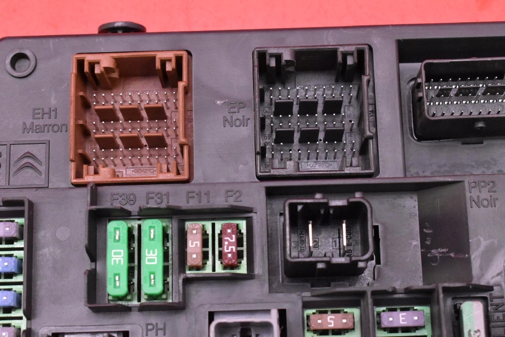 Коробка запобіжників bsi 9664992380 citroen ds5 2.0 hdi 163 km 12-15 Доставка