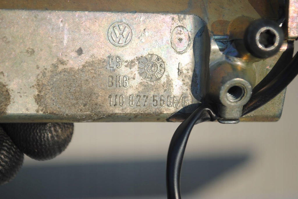 фото №5, Микровыключатель крышки задняя 1j0827566f vw bora i