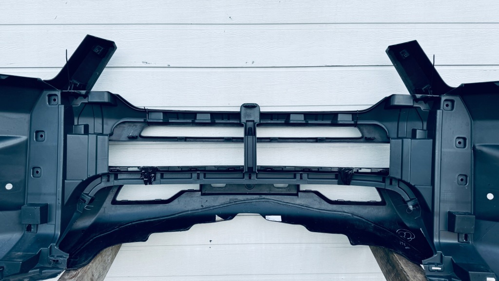 Бампер передний перед toyota hilux viii 8 рестайлинг  52119-yp140 с Разборки