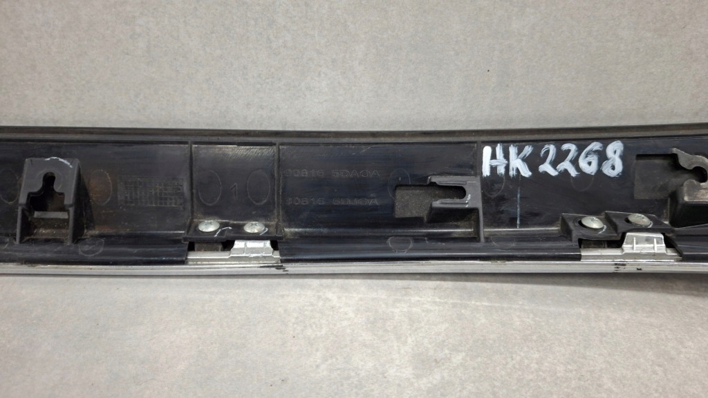 Накладка молдинг кришки задній infiniti qx30 q30 15-19 Оригінал