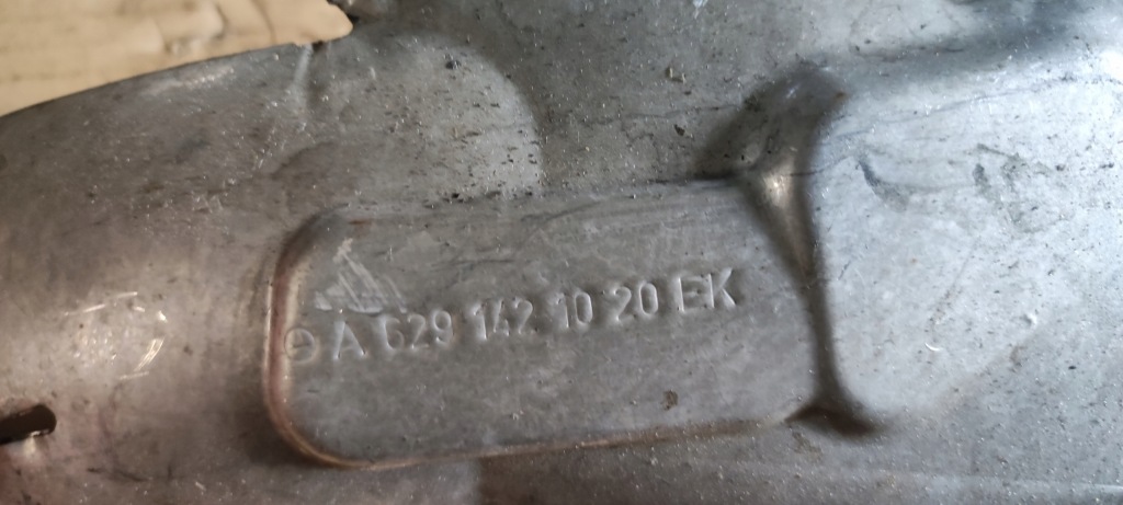 Mercedes om 629 защита коллектор правая a6291421020 с Разборки