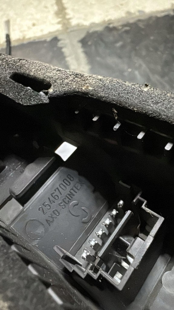 Вкладиш фари ліве / правий задні задній trafic vivaro primastar 25467008 оригінальний номер Недорого