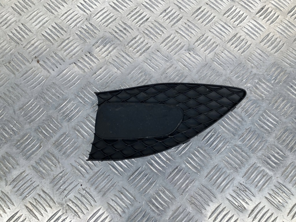 Купити Решітка радіатора бампера передній права b klasa w247