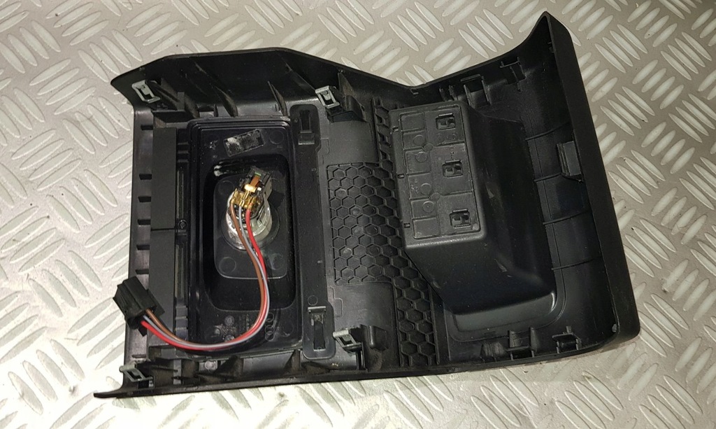 фото №7, Audi q5 80a защита туннель среднего разъём прикуривателя задняя 80a864376