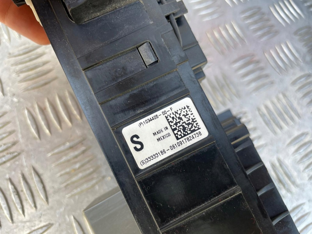 Tesla model s коробка запобіжників lift 1034405 Оригінал