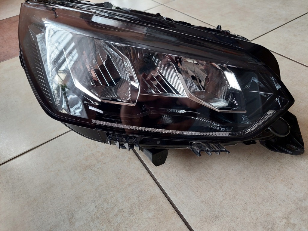фото №2, Правая лампа - перед - full led - peugeot 208 ii