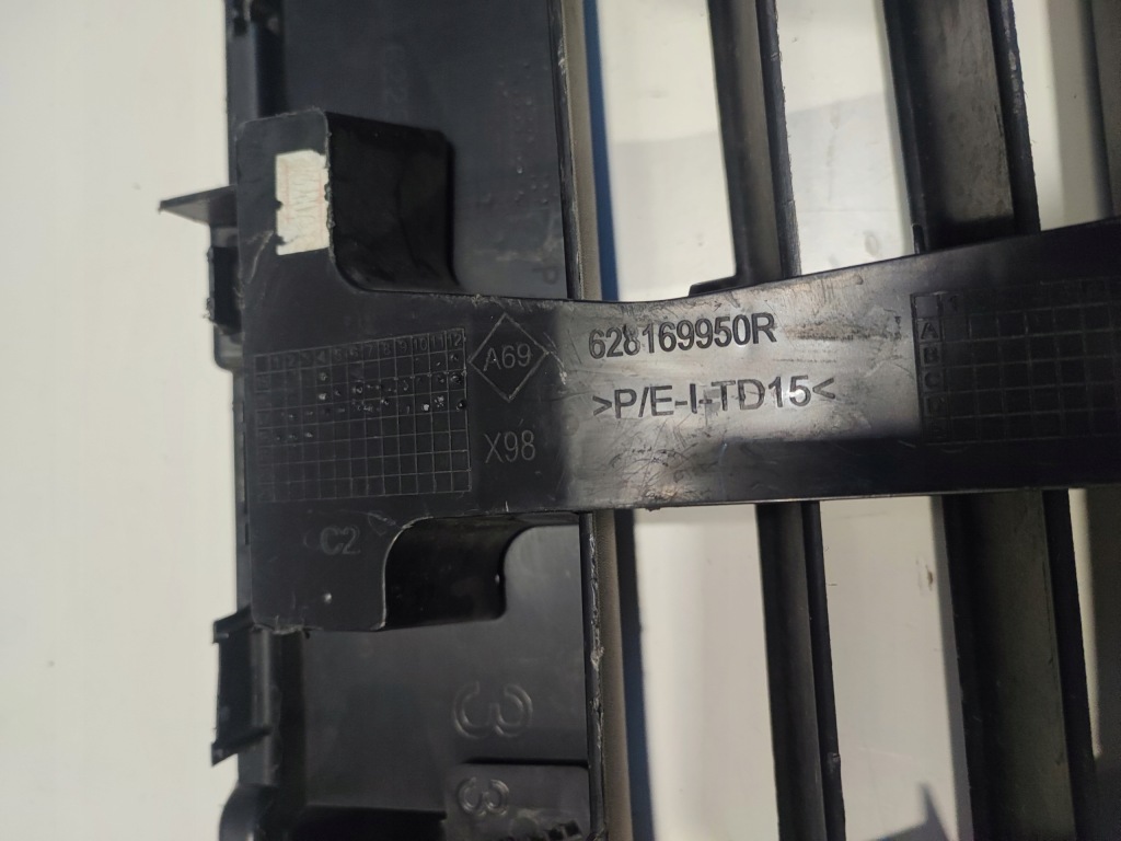 Решётка средняя бампера передний перед renault clio iv 628169950r Оригинал