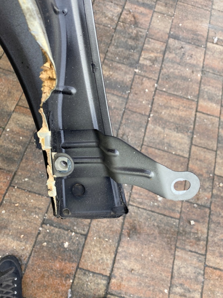 Lancia ypsilon правый  передний крыло Недорого