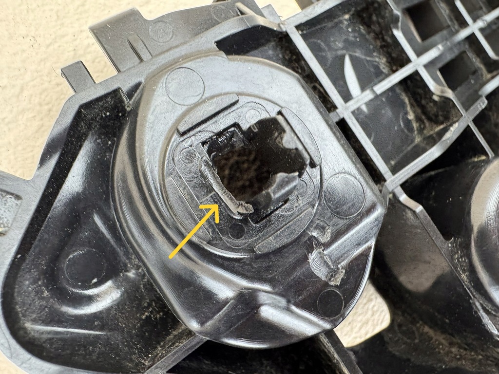 фото №12, Toyota camry viii 17r- напрямна кронштейн бампера правий перед 52535-33060