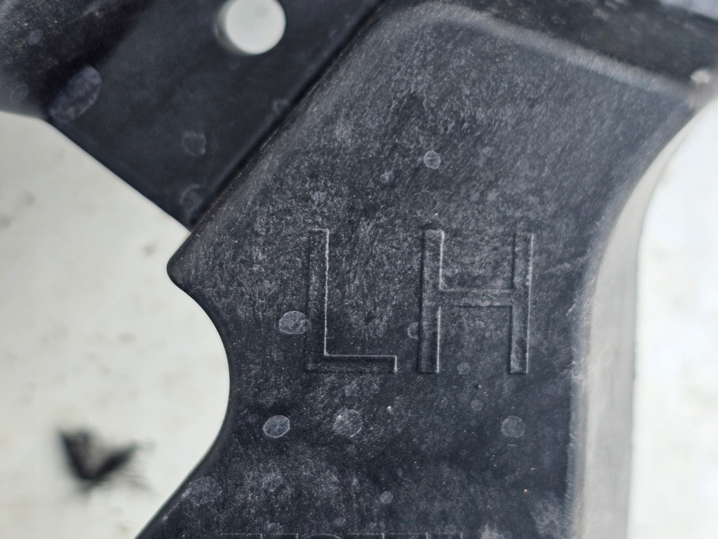 Направляющая кронштейн бампера левый правый volvo xc40 c40 17 - задний задняя Недорого