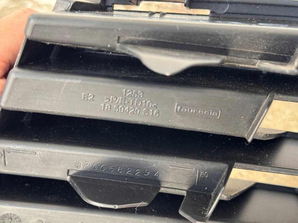 фото №8, Renault clio iii 05-12 решітка бампера середня 1859429s16