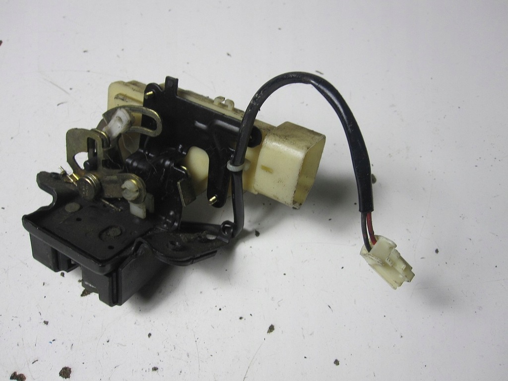 фото №8, Замок крышки задняя задний mazda premacy 01r