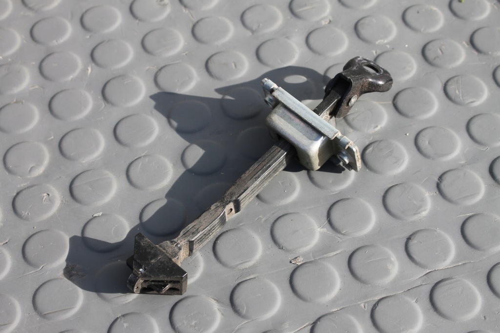 фото №1, Ограничитель дверь левый задняя задний mazda cx-3