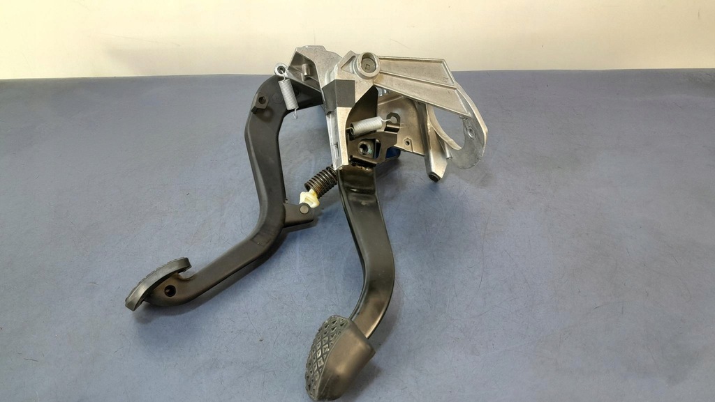 фото №4, Bmw 3 f34 основание тормоза сцепления педали 6860643