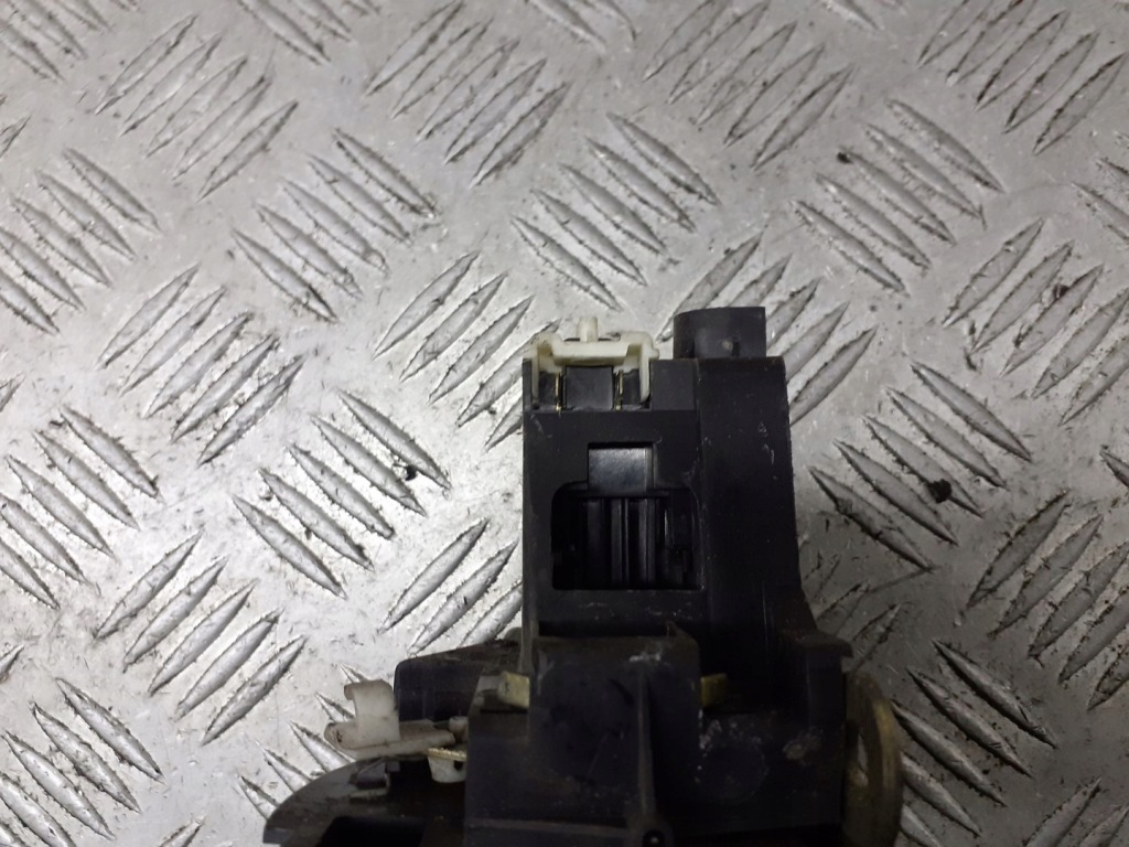 Замок дверь правый перед renault clio ii 2pin Цена