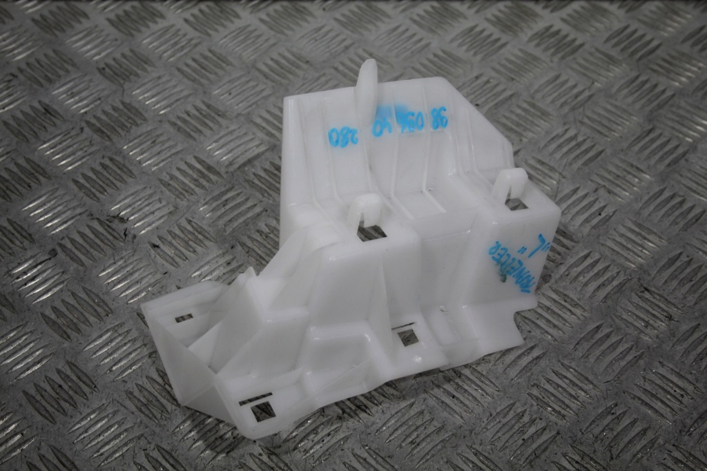 фото №1, Направляющая кронштейн правое traveller expert iii 3