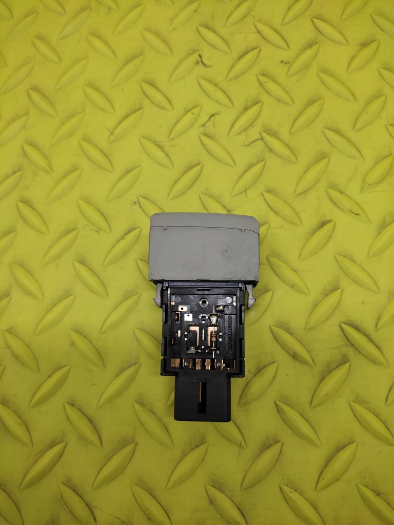 фото №1, Kia cerato вимикач кришки багажника