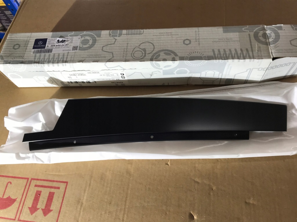 фото №1, Молдинг дверь mercedes w204 правый перед оригинал оригинальный номер