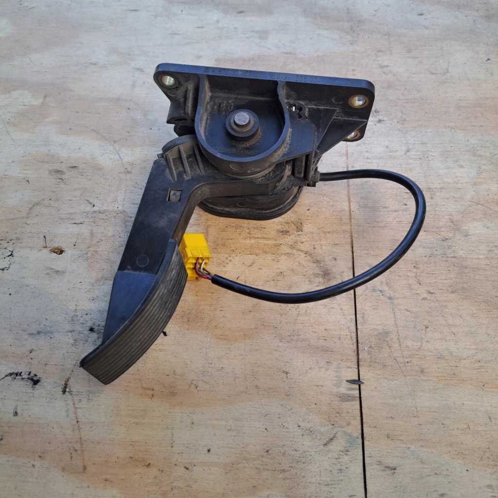 Купити Педаль газу потенціометр mercedes atego a6703000304