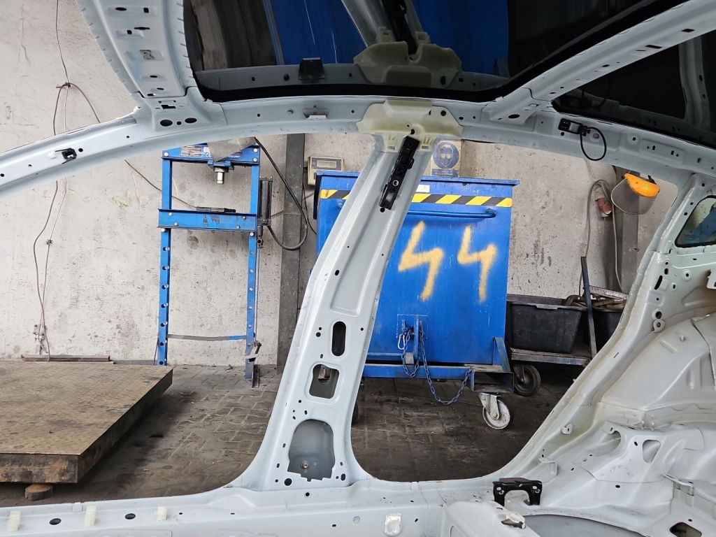 Купити Поріг праві стійку  середній tesla model 3 20-23