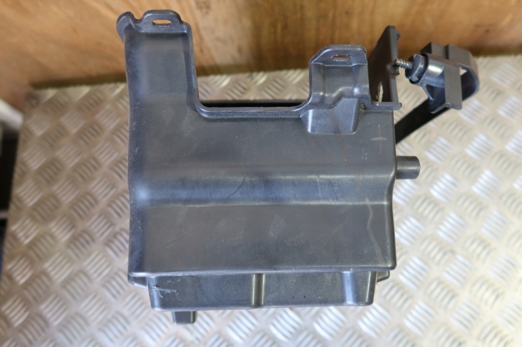 Корпус аккумулятор fiesta mk7 8v21-10757-aa Киев