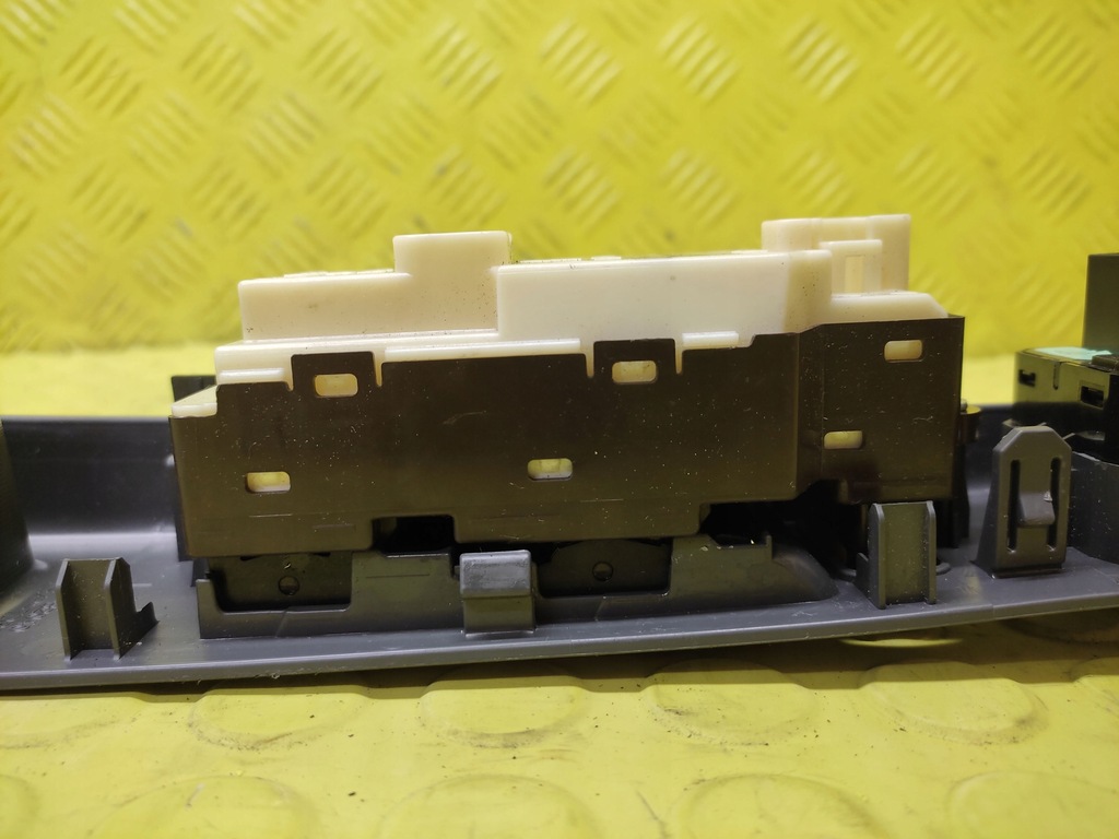 фото №7, Переключатель окон daihatsu cuore vii 84820b2320