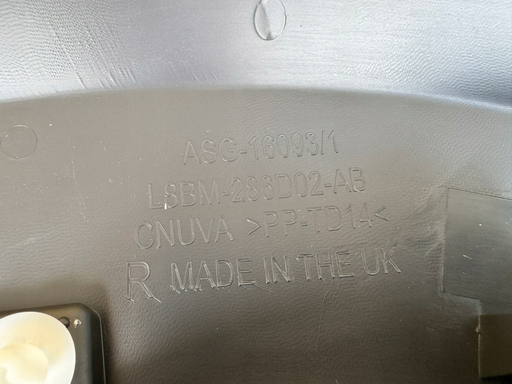 фото №16, Land rover defender 2 ii l663 20r- молдинг крыла правый задняя l8bm-286d02-ab