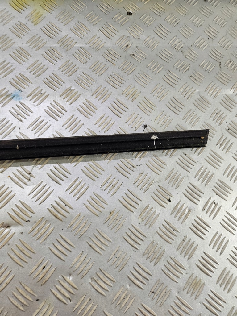 Молдинг уплотнитель стекло правый перед хром ford s max mk1 рестайлинг в Украине