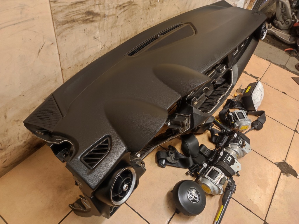 фото №3, Приборная панель консоль подушки безопасности ремни alfa romeo stelvio eu orginał