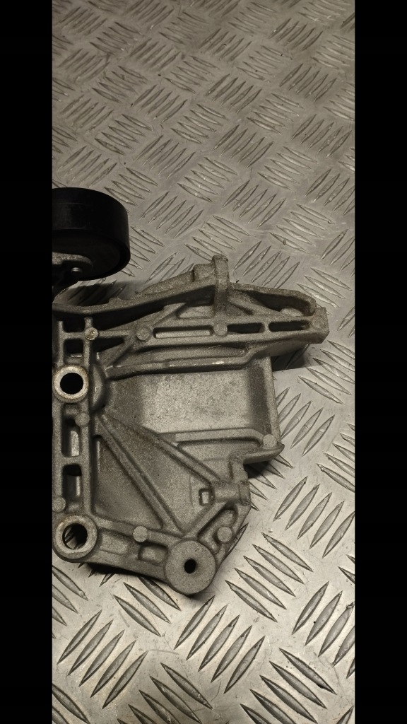 Mercedes w177 кронштейн генератора 117105989r Цена