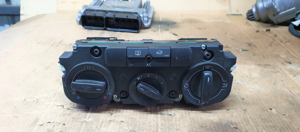 фото №1, Панель кондиционера vw golf v plus 5m1820045a