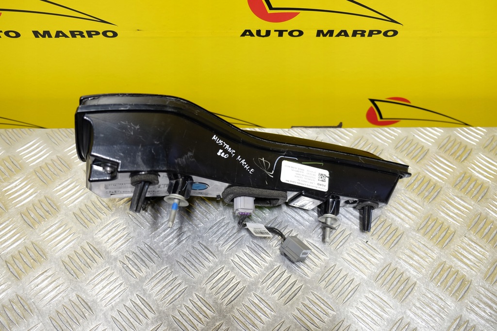 фото №11, Ford mustang mach-e 2021- лампа крышки задняя правая led usa