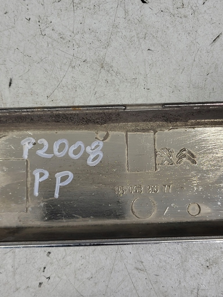 Молдинг декоративная дверь правый перед peugeot 2008 i хром 9806391677 Киев