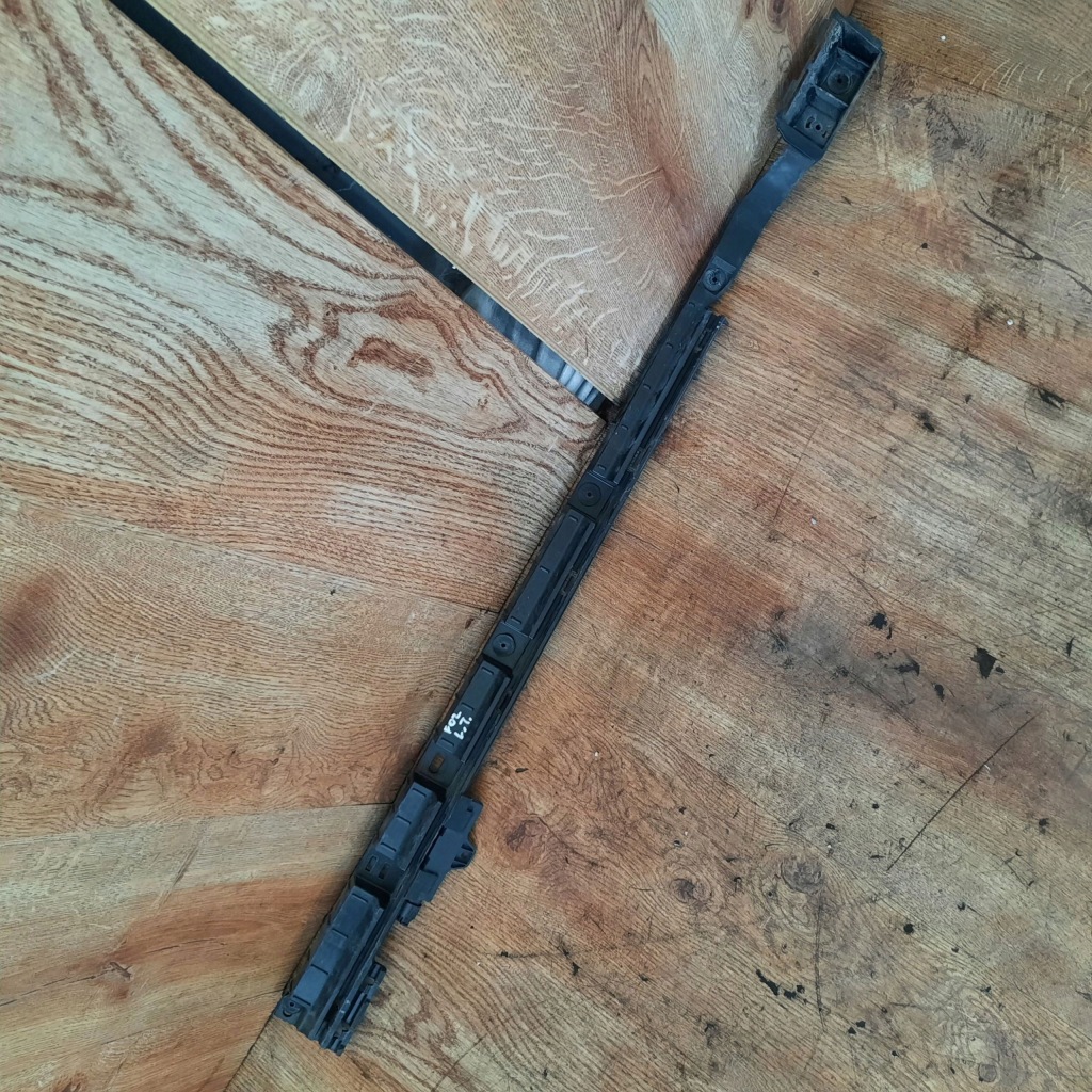 F02 f04 напрямна кронштейн поріг ліва 7187105 комплект Недорого