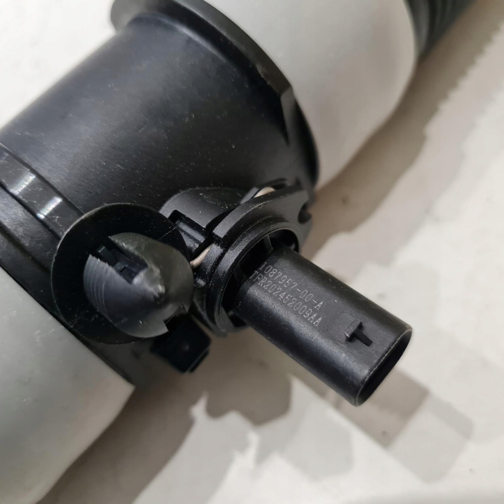 Tesla model 3 y 17-23 шланг пабтрубок  радиаторный жидкость датчик комплект  108795700a Оригинал