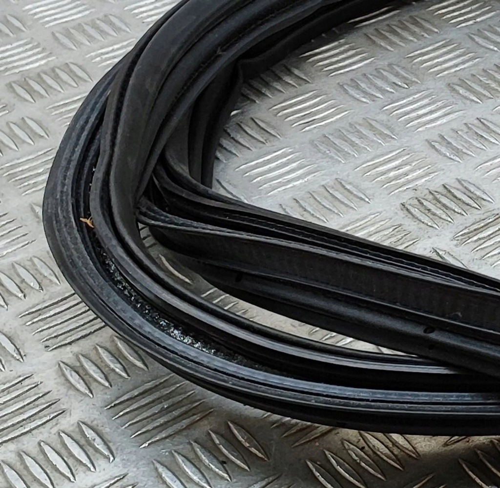 фото №5, Ford mustang mach-e 2023 резиновый прокладка багажника заднего / na кузов