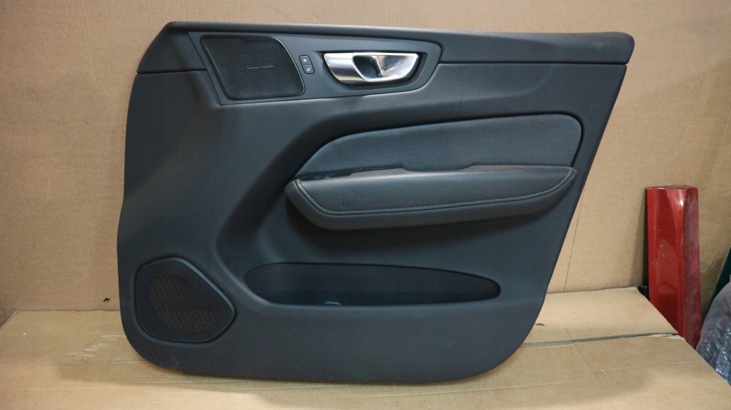 фото №1, Обшивка дверь правый перед do volvo xc60 ii r-design!!