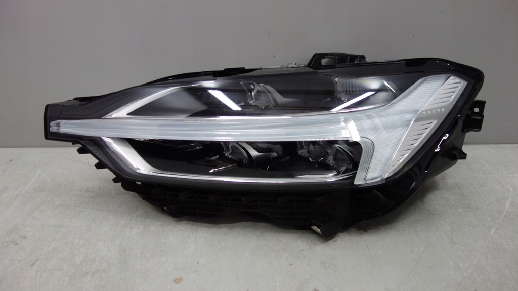 фото №1, Volvo xc60 ii лампа передняя левая 32133544 europa